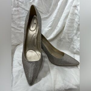 BANDOLINO PUMP WITH SHIMMERY LOOK VERY STYLISH AND ELEGANT. LUXURY EVENI…